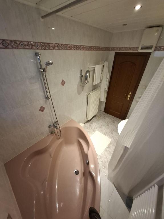 Badezimmer mit Eckbadewanne