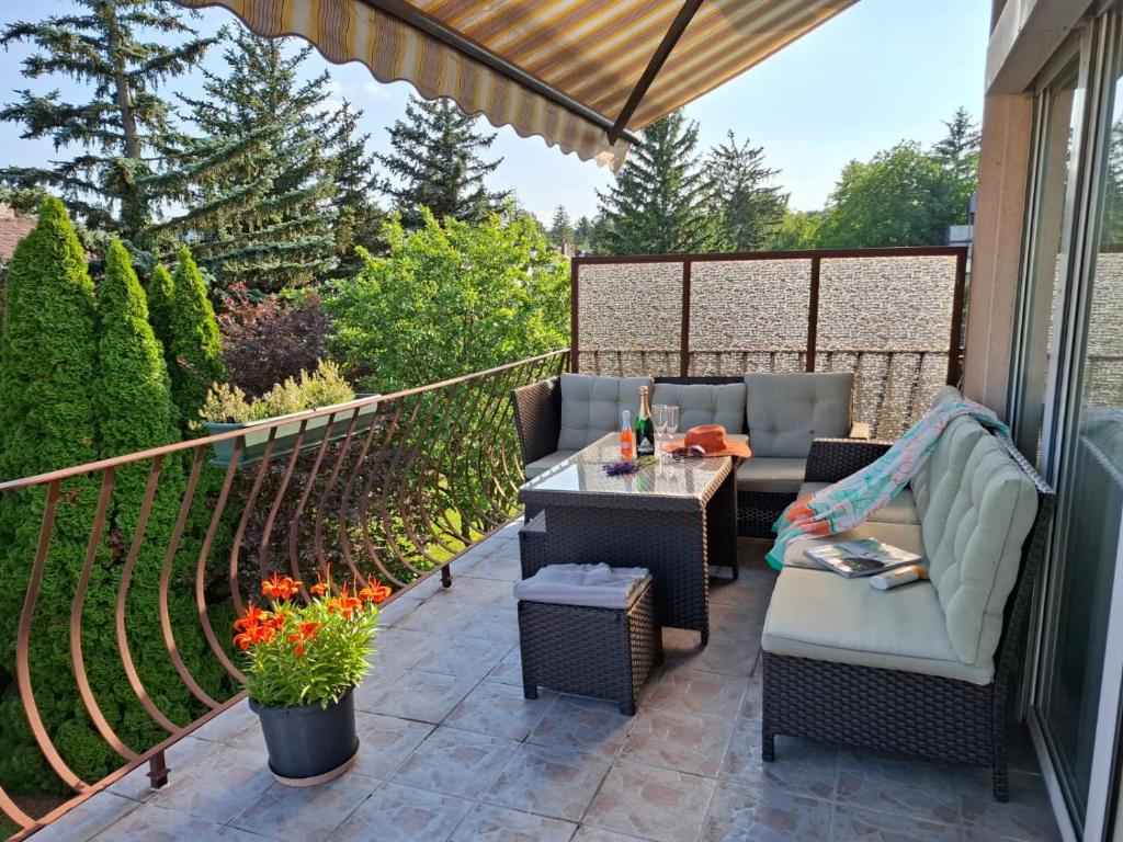 Balkon mit Lounge-Möbeln und Markise
