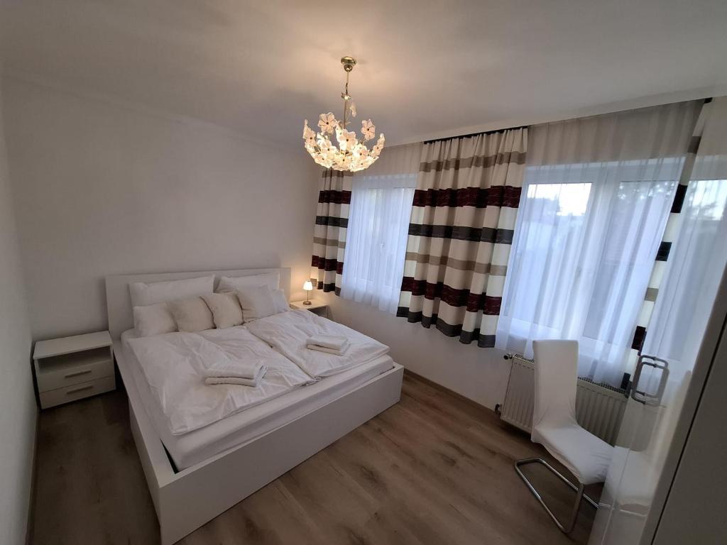 Schlafzimmer mit Kronleuchter