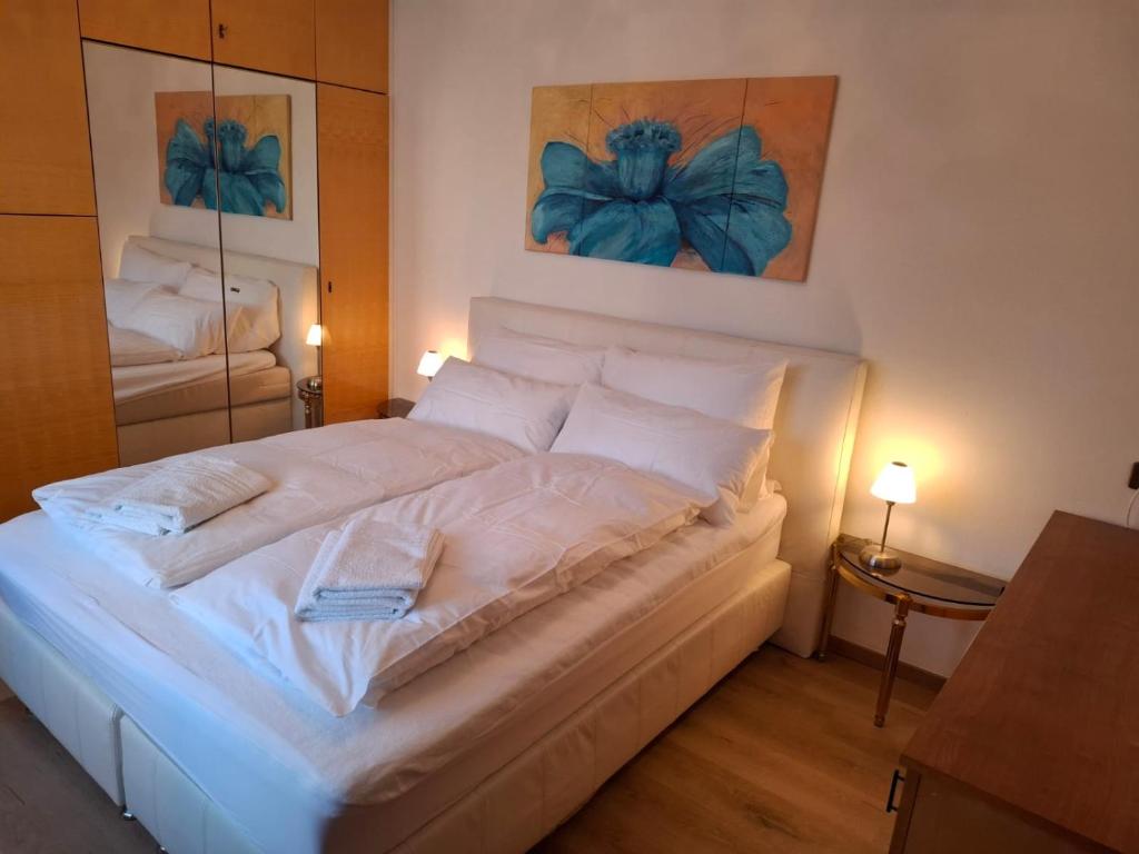 Schlafzimmer mit Doppelbett
