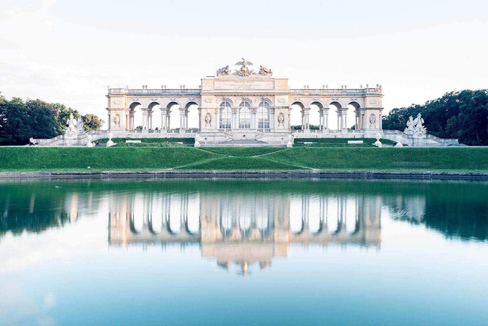 Die Gloriette im Schlosspark Schönbrunn, gespiegelt im Wasserbecken davor
